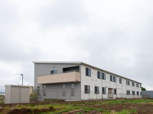 広い敷地の建物外観