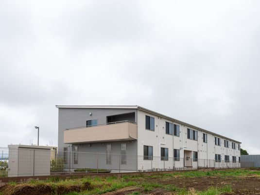 広い敷地の建物外観