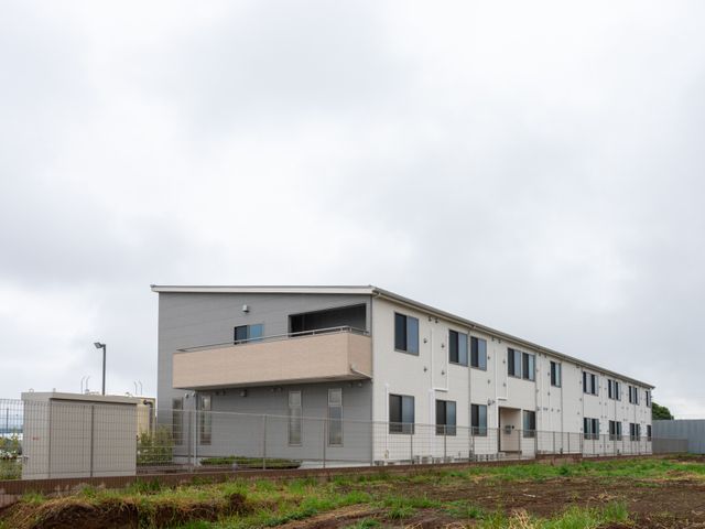 広い敷地の建物外観 外観 広々とした敷地に建てられた建物です。開放的な空間で快適に働ける環境となっています。