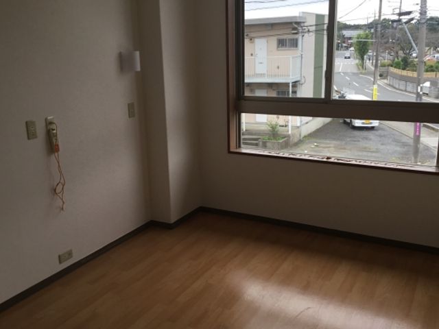 窓辺の明るい居室 居室 広々とした居室は自然光がたっぷりと注ぎ込み、心地よい明るさになっています。