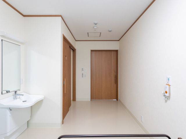 シンプルな居室内の様子 居室 明るい環境が整う居室です。シンプルな設計で心地よい空間を提供しています。
