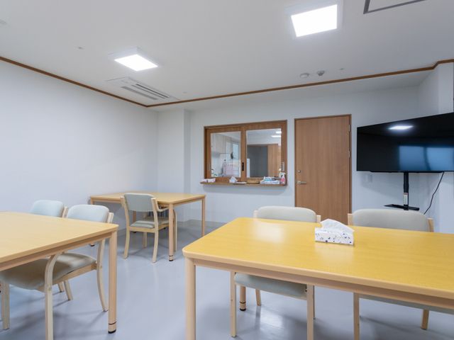 テレビ付きの明るい部屋 休憩室 広々とした休憩室で、自然光と照明で明るく保たれています。リラックスしながら過ごせます。