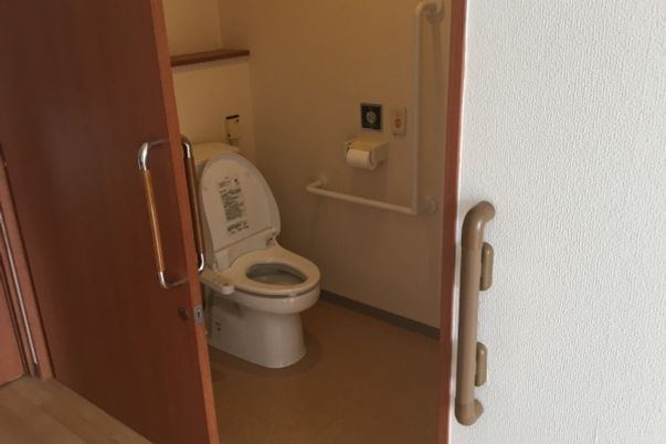 手すり付きのトイレ