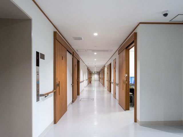 明るい廊下 廊下 自然光が差し込む明るい通路です。手すりが設置され、安全に移動しやすい設計になっています。