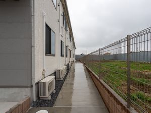 施設の側面の風景