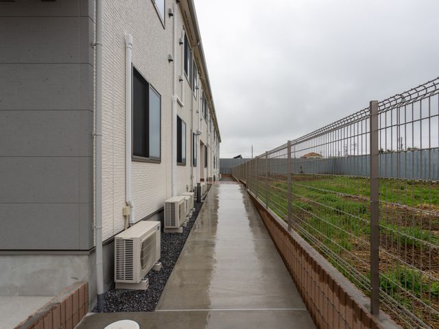 施設の側面の風景 外観 建物の周囲に設けられた通路です。施設へのアクセスが容易です。