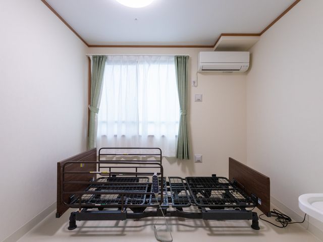 明るい快適な居室 居室 自然光が柔らかく差し込む明るい居室です。エアコン完備で快適に過ごせます。