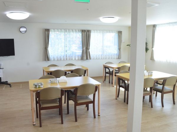 日差しが差し込む食堂