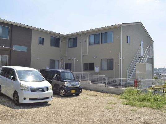 駐車場から見る外観