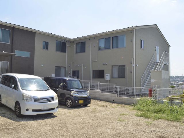 駐車場から見る外観 外観 清潔感ある建物の外観です。広々とした駐車場があり車での通勤が便利です。