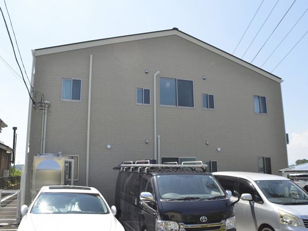 駐車場と建物の外観