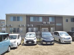 車が並ぶ建物の前