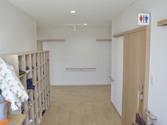 靴棚が並ぶ廊下