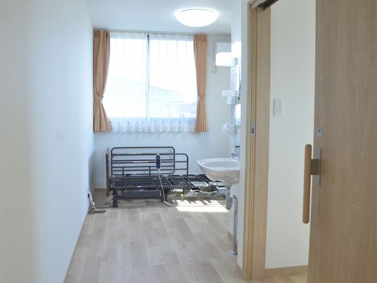 明るい日差しの居室