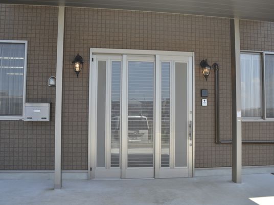 住宅の玄関ドア