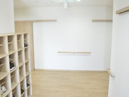 靴棚と手すりのある部屋