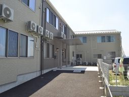 静かな建物の外観