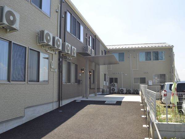 静かな建物の外観