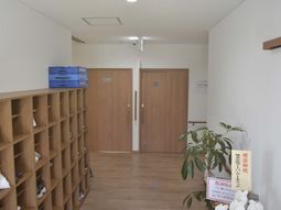 シューズ棚のある廊下