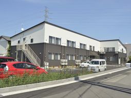 駐車場のある外観