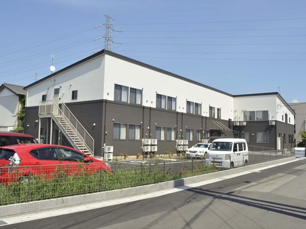 駐車場のある外観