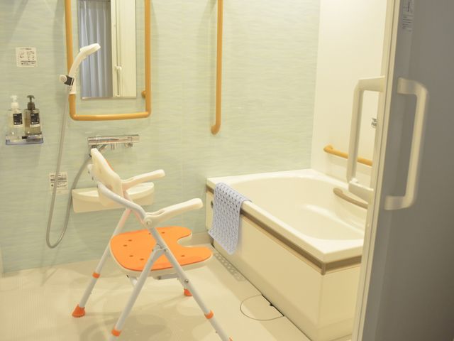 浴室 浴室 手すりが充実したバスルームは、安全に配慮されています。明るい空間で快適に働けます。