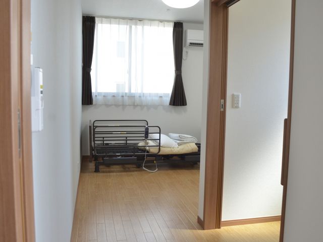 静かな居室 居室 大きな窓から自然光が差し込む明るい空間です。ひとりひとりに合った快適な環境を提供しています。