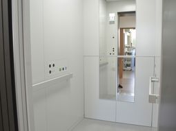 白い内装のエレベーター