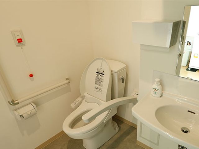 広いトイレの様子 トイレ 誰でも使いやすいように設計されたトイレです。安全な設計が施されています。