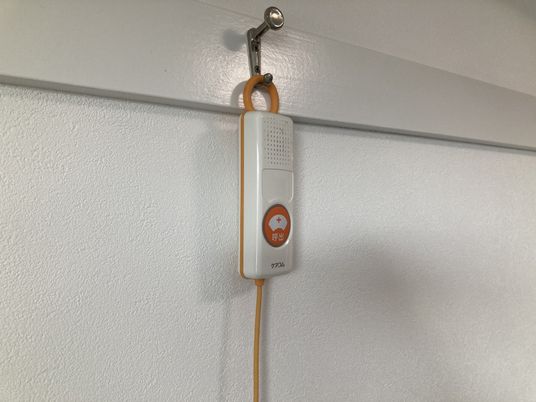 壁の呼び出しボタン