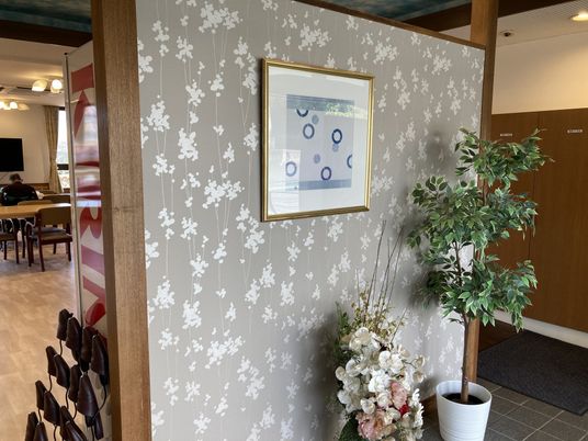 植物と絵画の飾られた空間