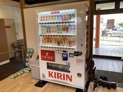 自動販売機とスリッパのエントランス