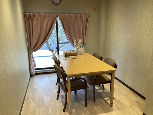 テーブルと椅子の部屋