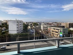 広がる街並みが見えるバルコニー
