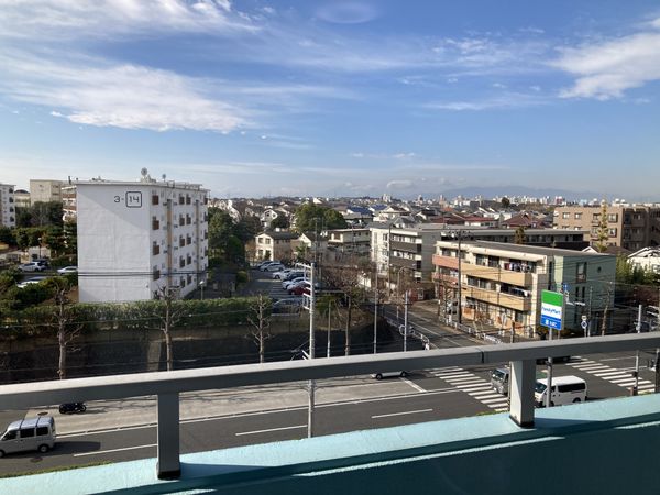 広がる街並みが見えるバルコニー