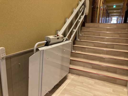 階段リフトが備わる廊下