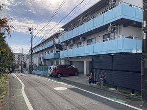 青い外壁の建物外観