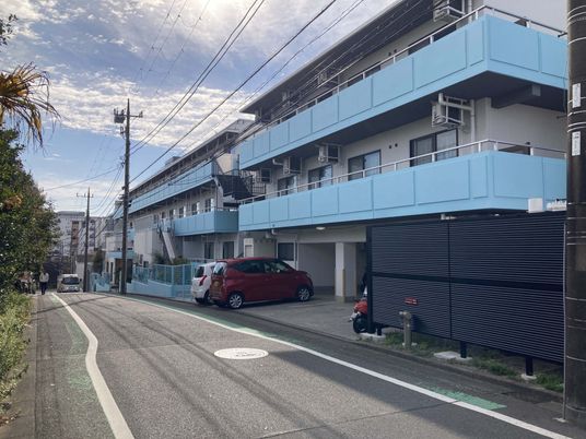 青い外壁の建物外観