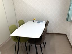 明るい部屋のテーブル
