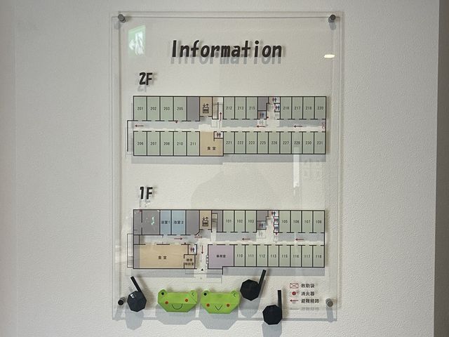 施設案内の掲示物 掲示物 施設内の階段や部屋番号が明確に示された案内です。初めての方でも安心して移動できます。