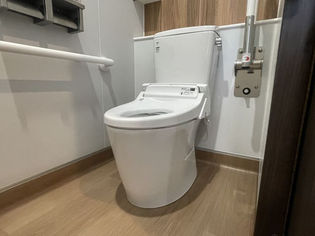 手すり付きのトイレ トイレ 安全に配慮された手すり付きのトイレです。どなたでも使いやすく設計されています。