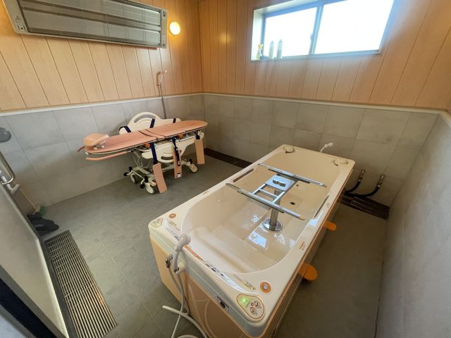 ゆったりとした浴室 浴室 広々とした空間で、自然光が入り込み、安心して入浴をサポートできます。モダンな設備が揃っています。