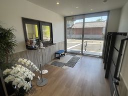 明るいガラス扉のエントランス