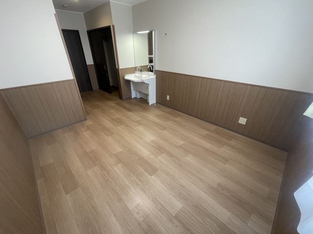 洗面台のある部屋 居室 シンプルで機能的な空間には、使い勝手の良い洗面台が設置されています。