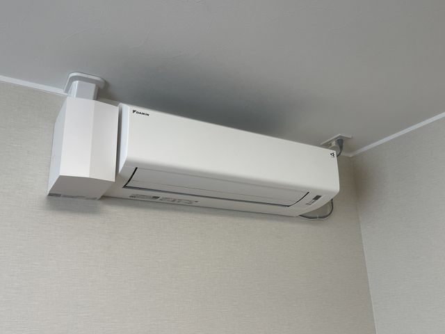 壁に設置されたエアコン エアコン 快適な室温を保つエアコンが備えられています。居心地の良さをサポートする設備です。