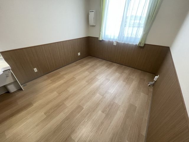 シンプルな居室 居室 明るい光が差し込む居室は、木目調の床が暖かい雰囲気を醸し出しています。