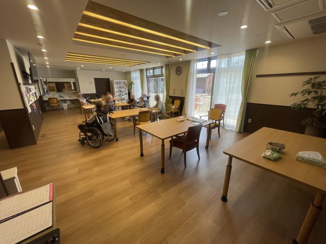 広々としたラウンジ ラウンジ 自然光がたっぷり入る広々とした空間で、リラックスして過ごせます。木目調の床が温かみを感じさせます。