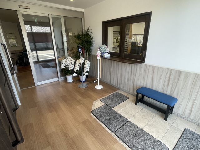 温かみのあるエントランス エントランス 明るいエントランスには、座りやすいスペースが設けられています。来訪者を温かく迎える雰囲気があります。
