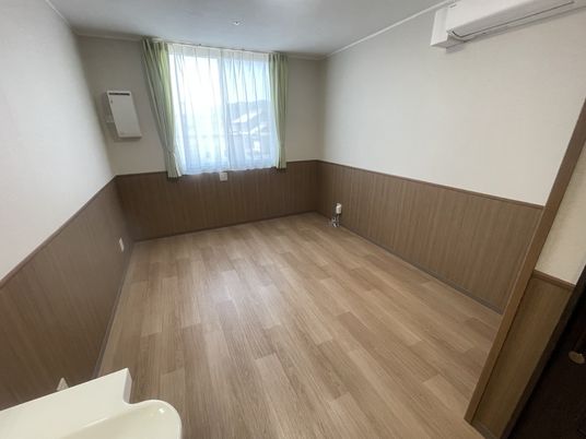 明るい個室の居室