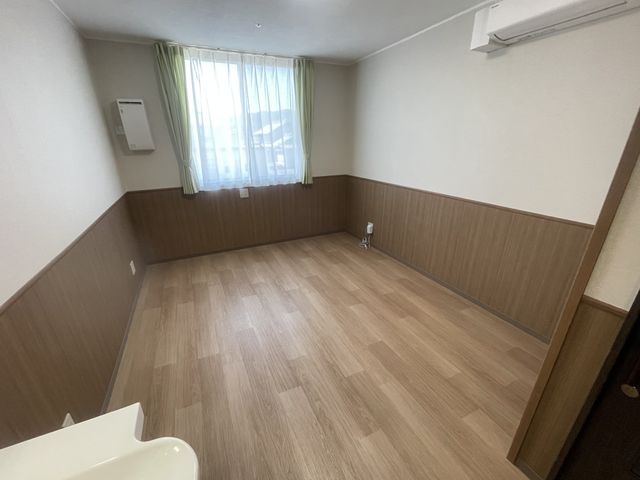 明るい個室の居室 居室 自然光が差し込む居室は、清潔で居心地の良い空間です。新しい環境で快適な生活が可能です。